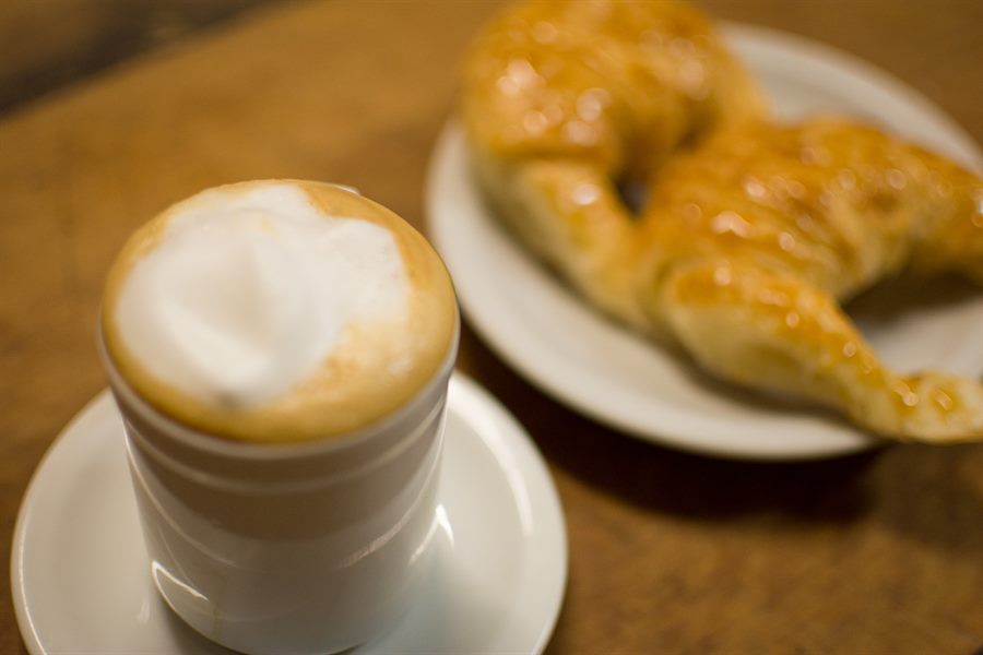 Café en jarrito con medialunas, el desayuno clásico argentino