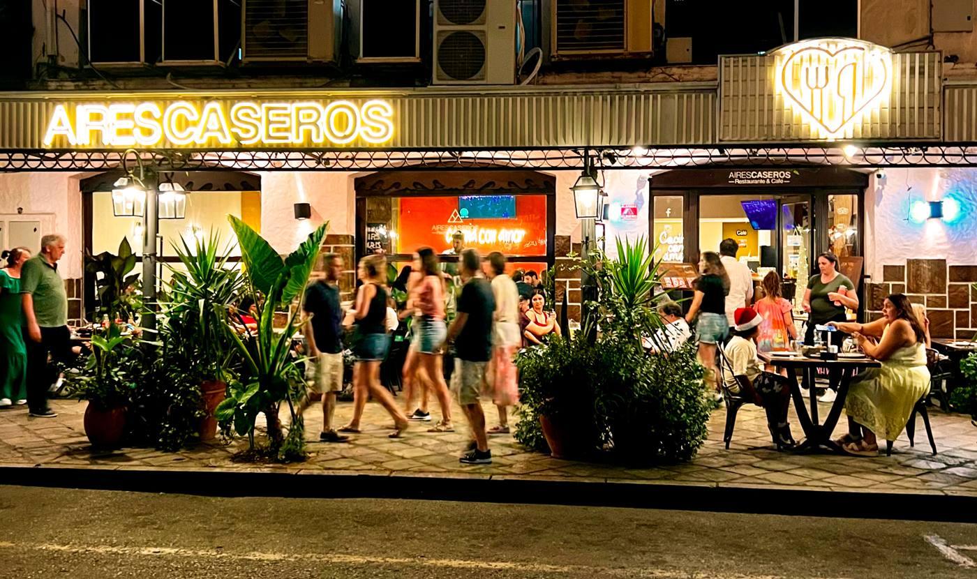 La vereda de Aires Caseros una noche de verano