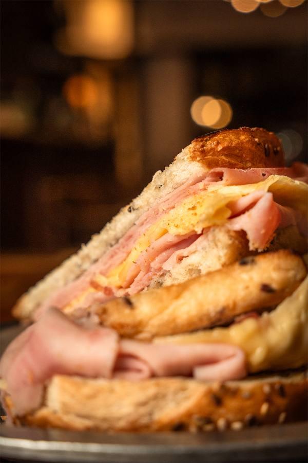 Tostado de jamón y queso de la confitería