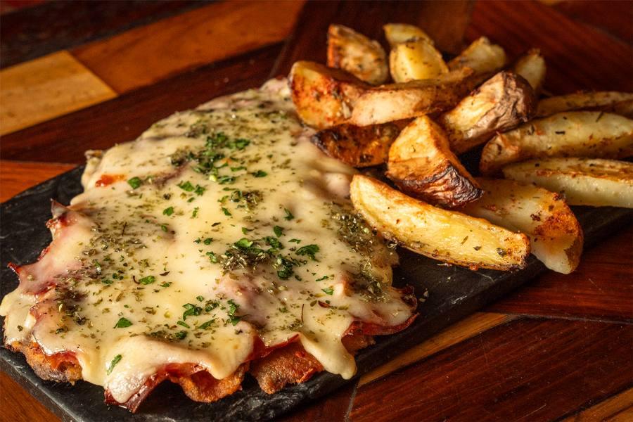 Milanesa a la napolitana con papas rústicas