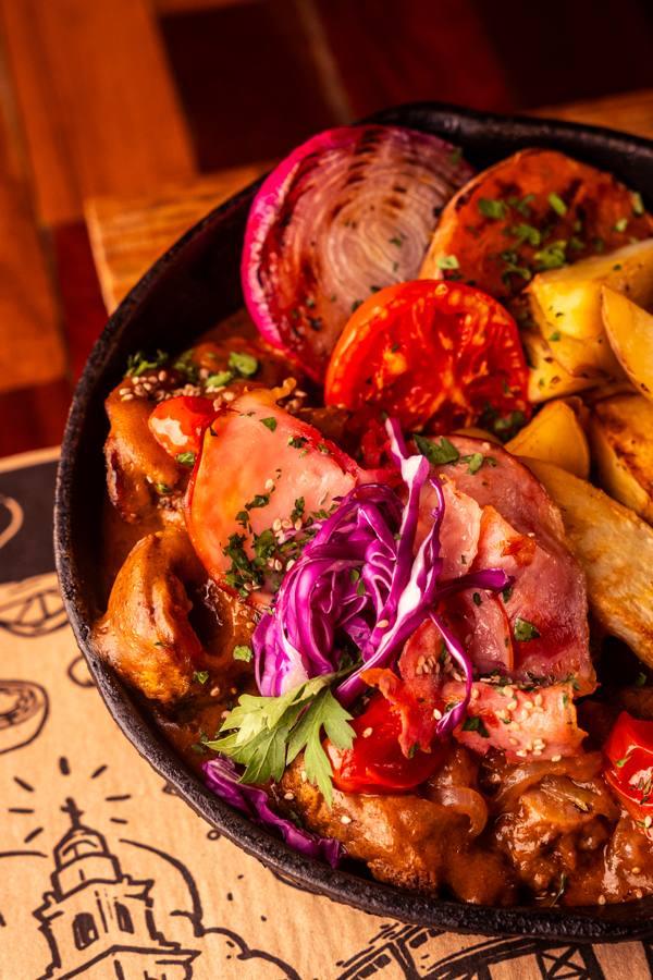 Cazuela con panceta crocante y repollo morado