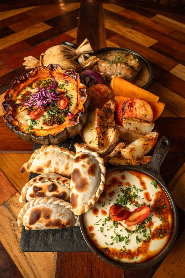 Picada regional con empanadas salteñas